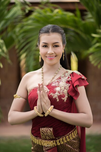 Bella donna che indossa un tipico abito thailandese