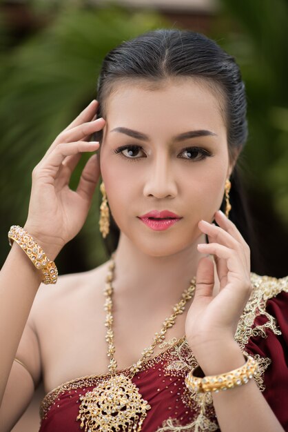 Bella donna che indossa un tipico abito thailandese