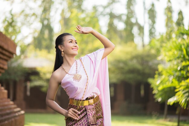 Bella donna che indossa un tipico abito thailandese
