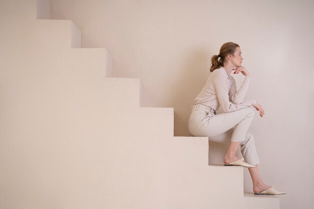 Bella donna che indossa una camicia minimalista