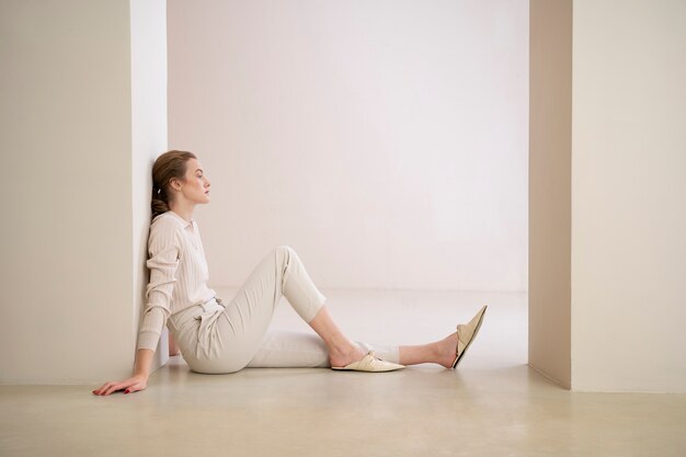 Bella donna che indossa una camicia minimalista