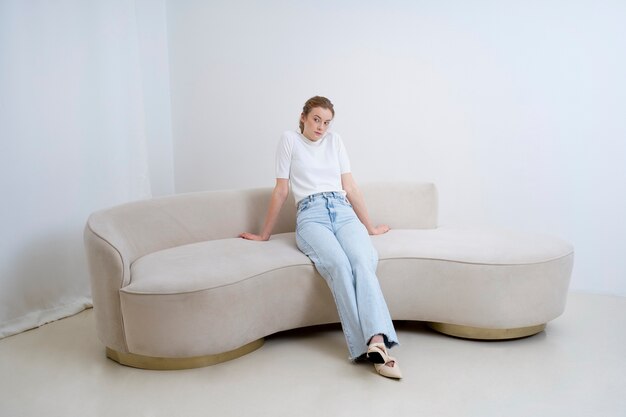 Bella donna che indossa una camicia minimalista