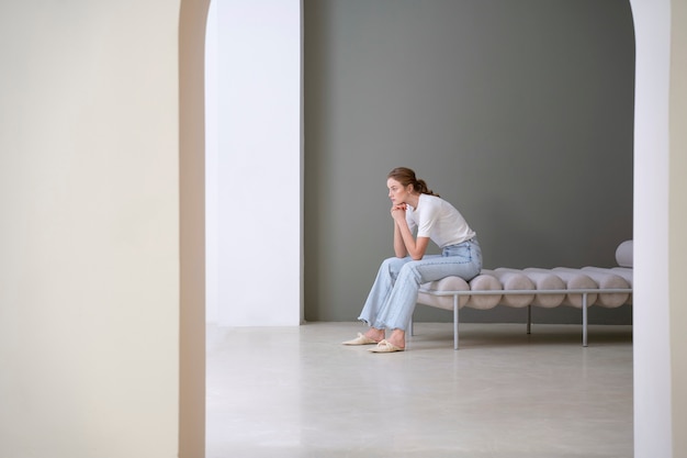 Bella donna che indossa una camicia minimalista