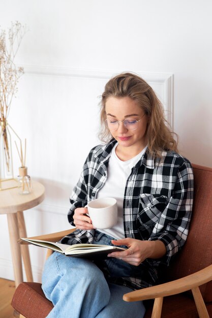 Bella donna che legge un libro