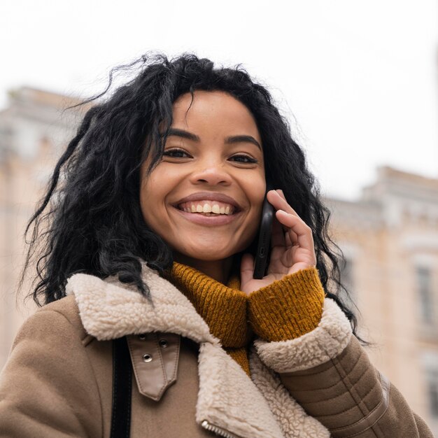 Bella donna che parla al telefono