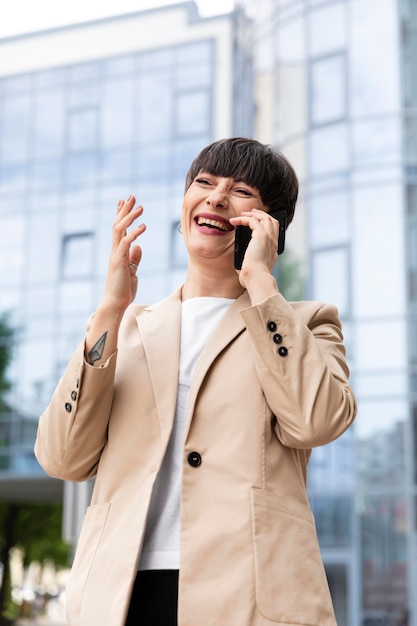 Bella donna che parla al telefono