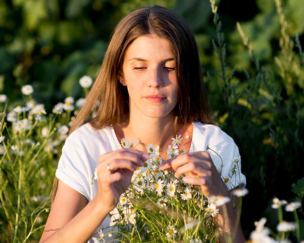 Bella donna che si distende in natura