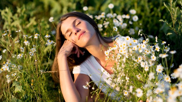 Bella donna che si distende in natura