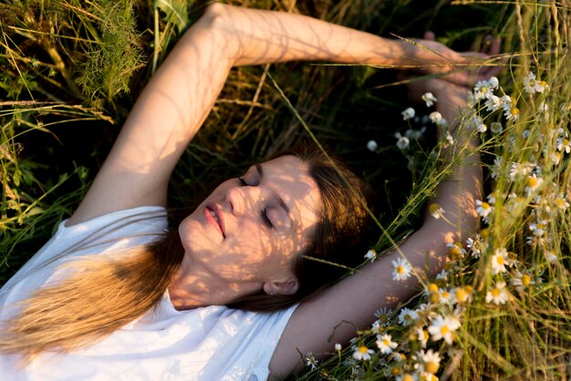 Bella donna che si distende in natura