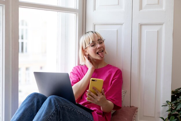 Bella donna che si fa un selfie mentre lavora da casa