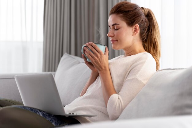 Bella donna che si gode una tazza di caffè