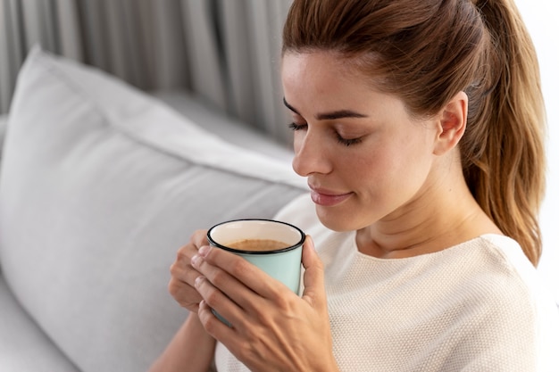 Bella donna che si gode una tazza di caffè