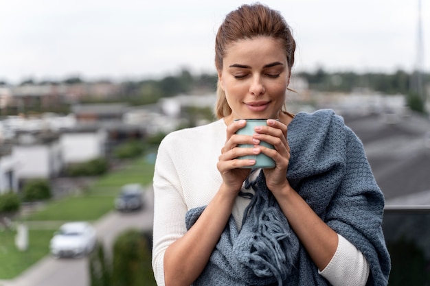 Bella donna che si gode una tazza di caffè