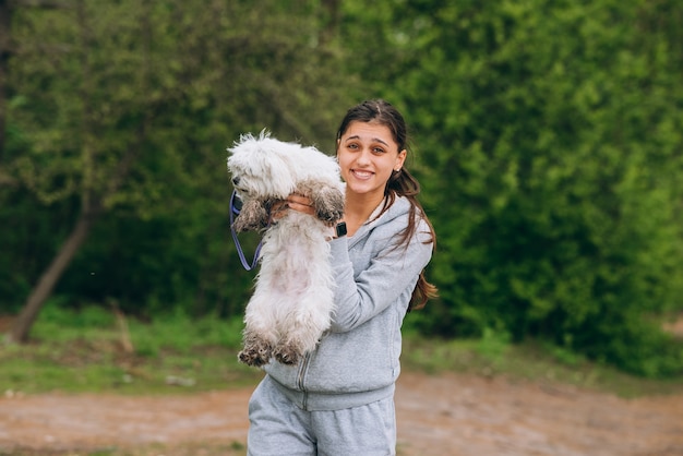 Bella donna che tiene in braccio un cane