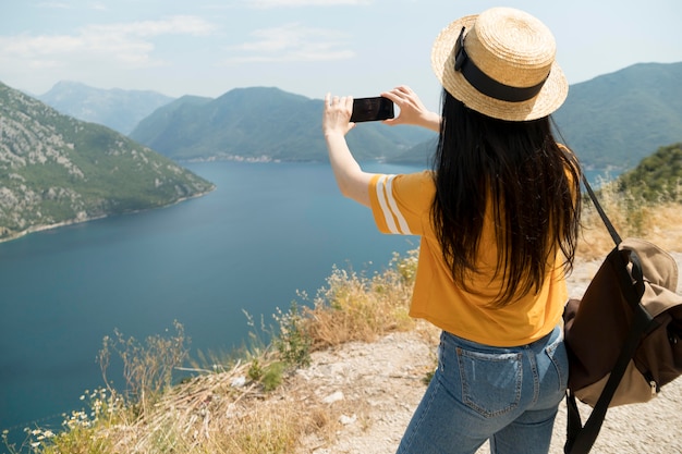 Bella donna che viaggia da sola in montenegro