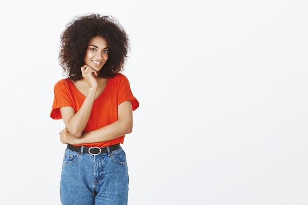 Bella donna con acconciatura afro in posa in studio