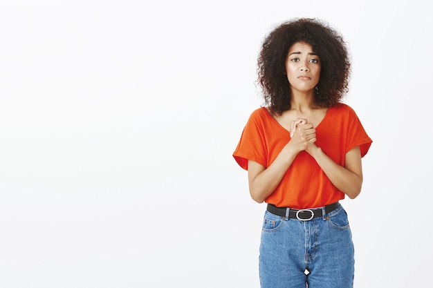 Bella donna con acconciatura afro in posa in studio