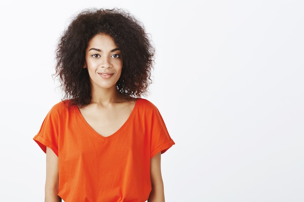 bella donna con acconciatura afro in posa in studio