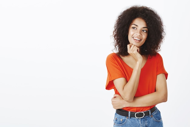 bella donna con acconciatura afro in posa in studio