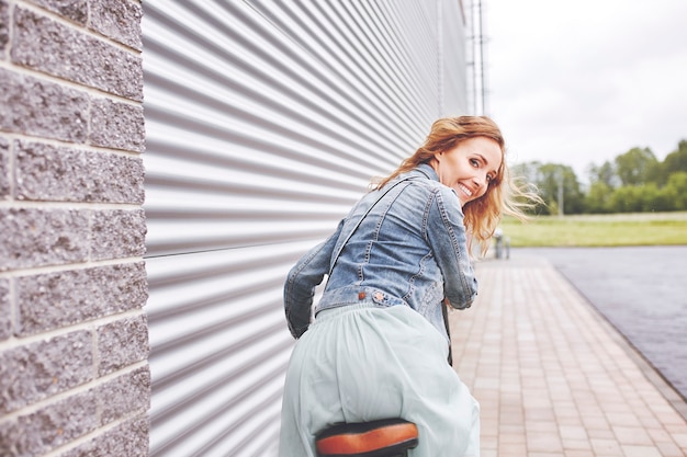 Bella donna con bici urbana