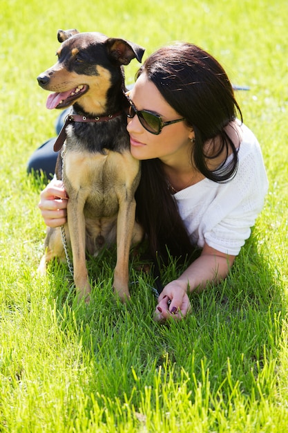 Bella donna con cane