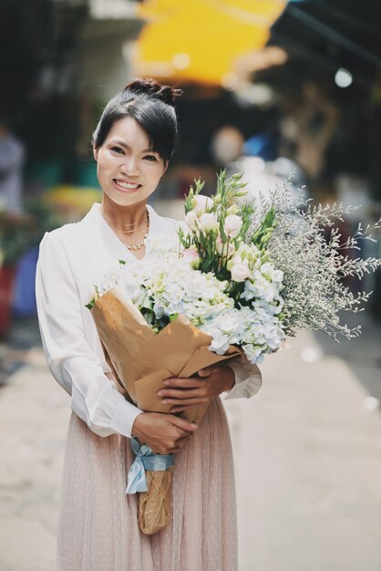 Bella donna con fiori