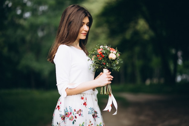 Bella donna con fiori