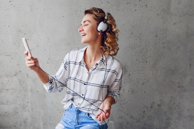 Bella donna con gli auricolari