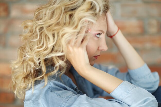 Bella donna con gli occhi azzurri