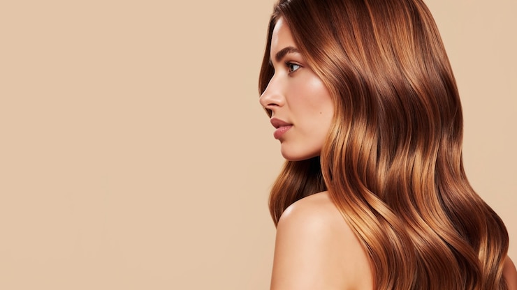 Foto gratuito bella donna con i capelli lunghi e castani.