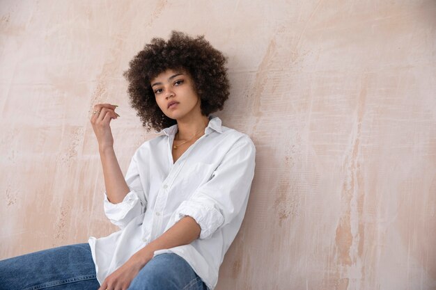 Bella donna con i capelli ricci in posa