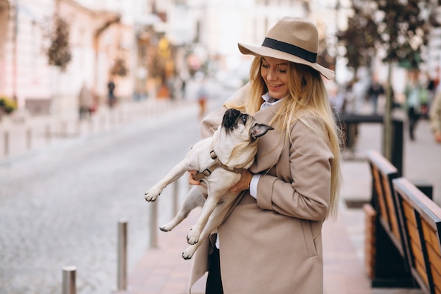 Bella donna con il suo cane