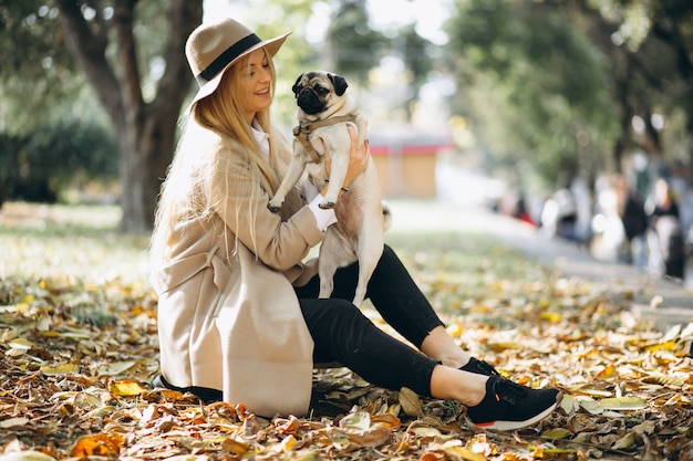 Bella donna con il suo cane