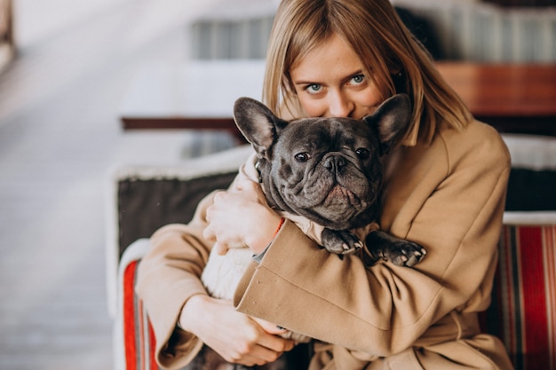 Bella donna con il suo simpatico bulldog francese in abito caldo