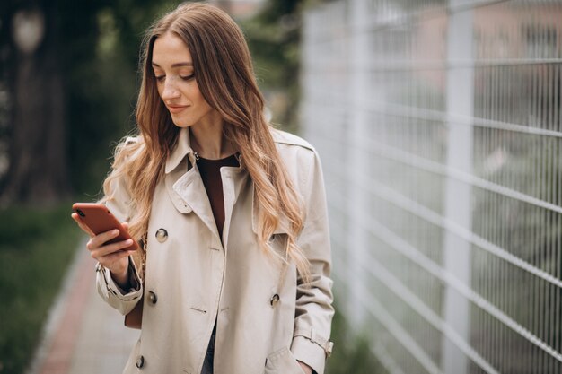 Bella donna con il telefono all'aperto