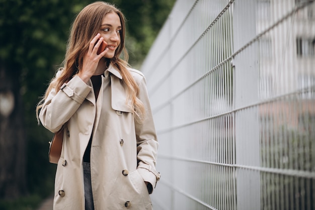 Bella donna con il telefono all'aperto