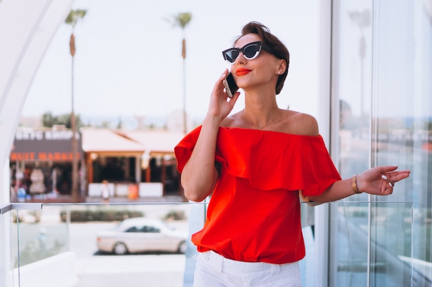 Bella donna con il telefono in vacanza