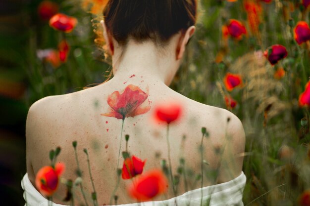 Bella donna con la schiena nuda e un fiore su di esso