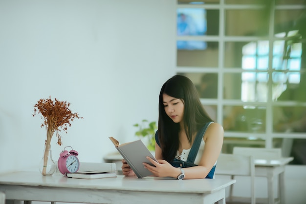 bella donna con libro di lettura