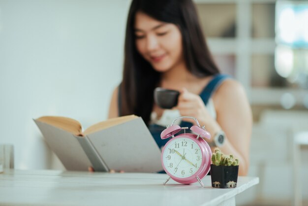 bella donna con libro di lettura