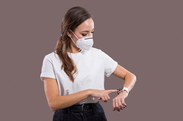 Bella donna con maschera facciale in studio