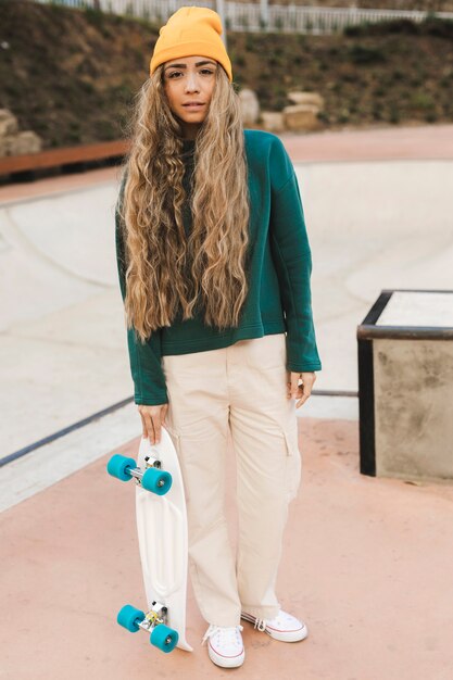 Bella donna con skateboard