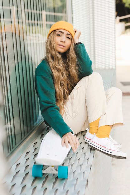 Bella donna con skateboard