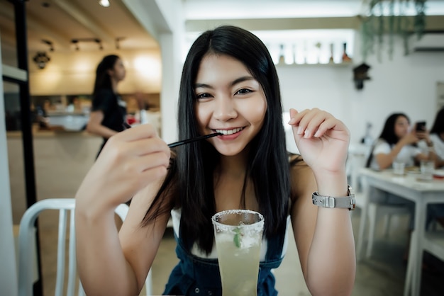 Bella donna con succo sano