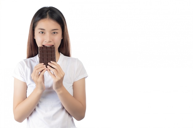 Bella donna con un sorriso felice che tiene un cioccolato di mano