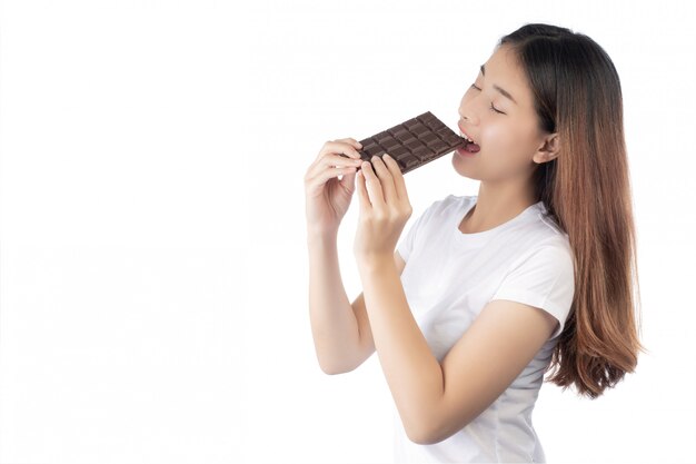 Bella donna con un sorriso felice che tiene un cioccolato di mano