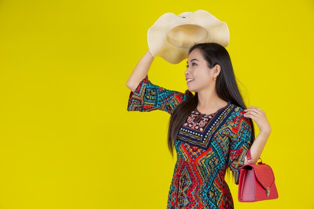 Bella donna con una borsa in giallo