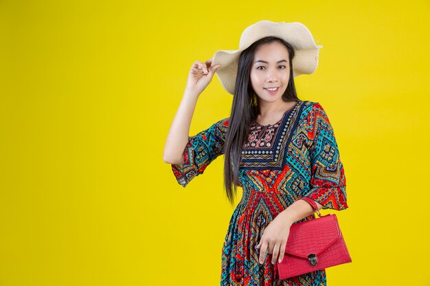 Bella donna con una borsa in giallo