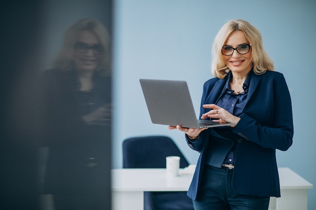 Bella donna d'affari presso l'ufficio