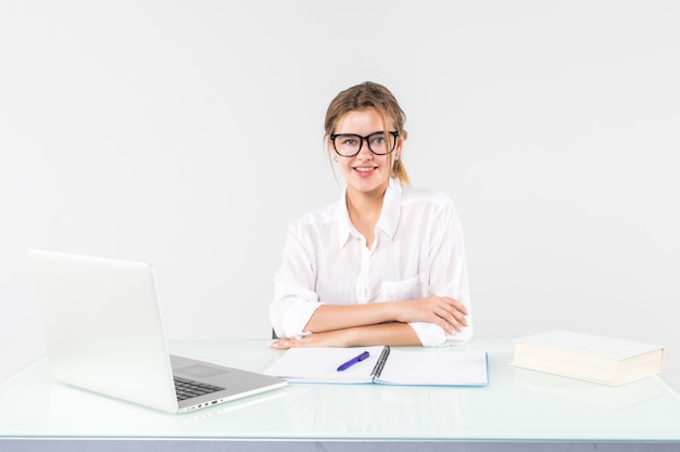 Bella donna di affari che lavora al computer portatile isolato su fondo bianco